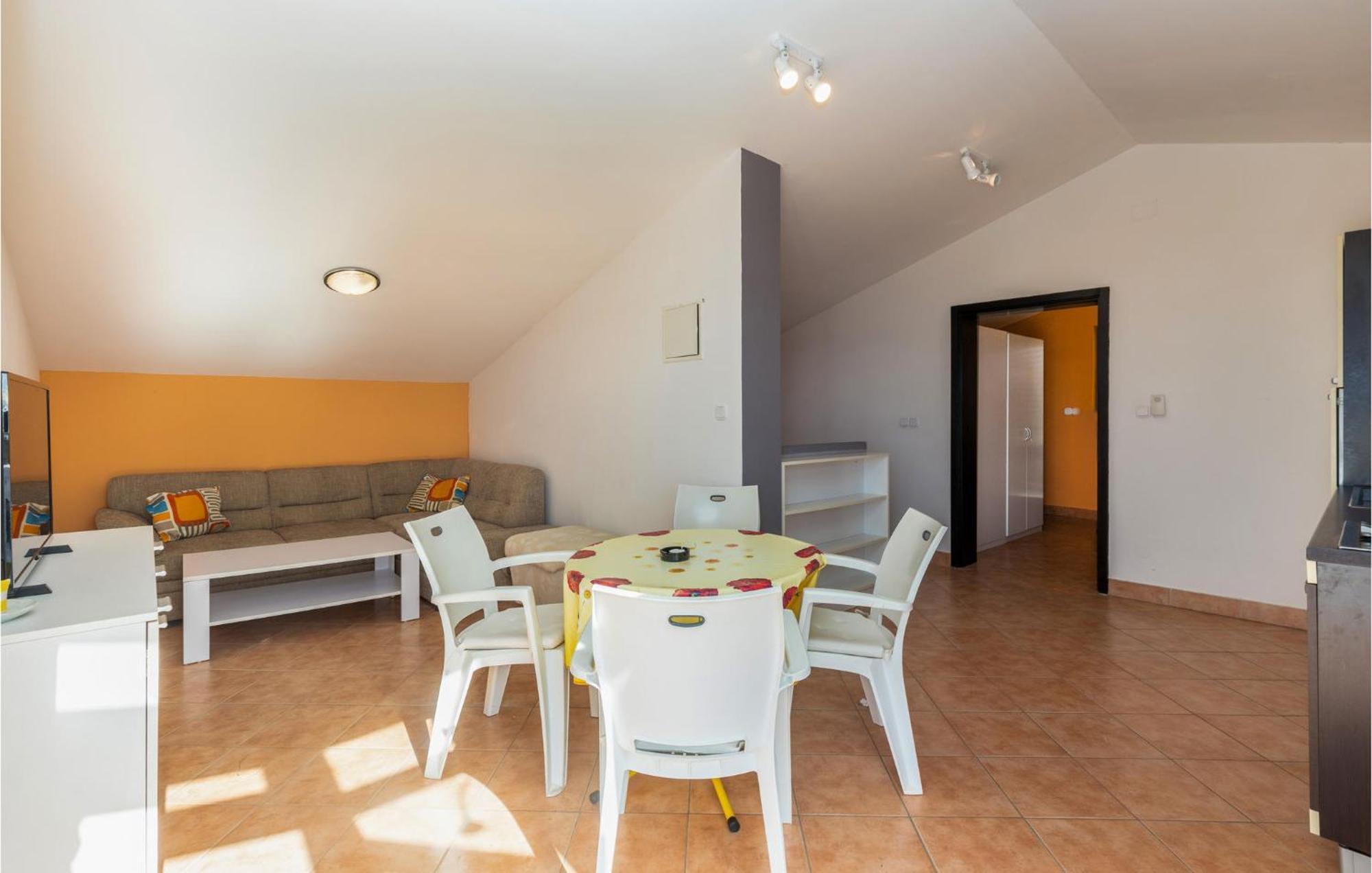 1 Bedroom Cozy Apartment In Jadranovo Exterior foto
